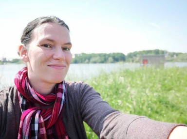 Foto van Marianne de Swart in een weiland