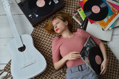 Afbeelding van een vrouw met muziek