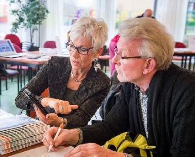 Afbeelding van een klant en vrijwilliger op ons Digitaal Spreekuur