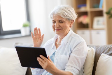 Afbeelding van een klant en vrijwilliger op ons Digitaal Spreekuur